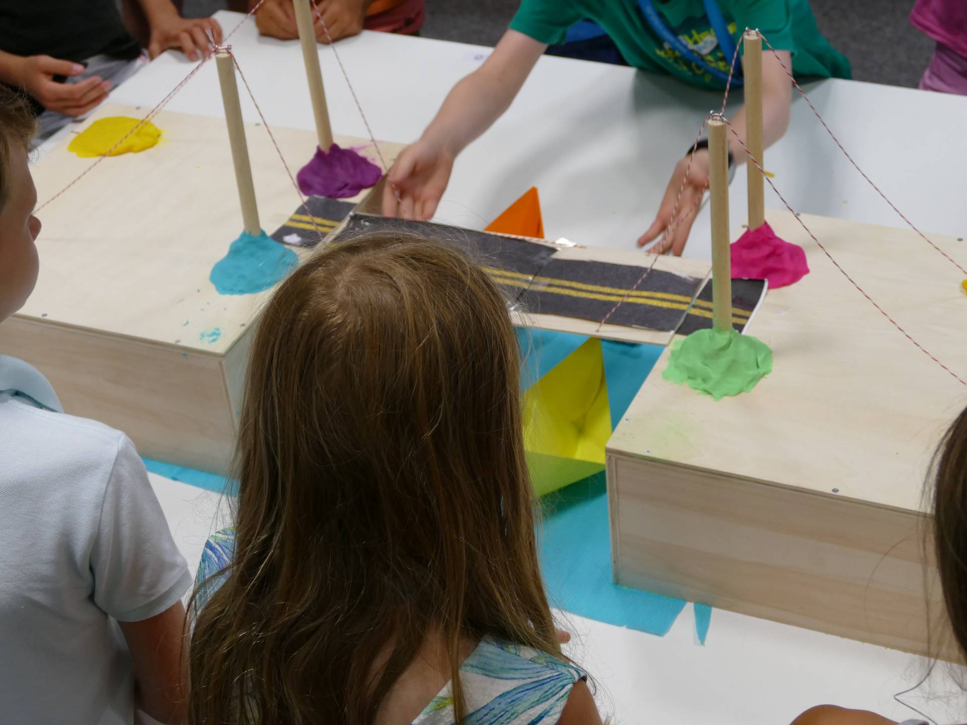 Ob das hält? - In Bauexperimenten konnten Kinder die Zug- und Biegekräfte unterschiedlicher Brückenarten spielerisch erleben. © Hochschule Augsburg