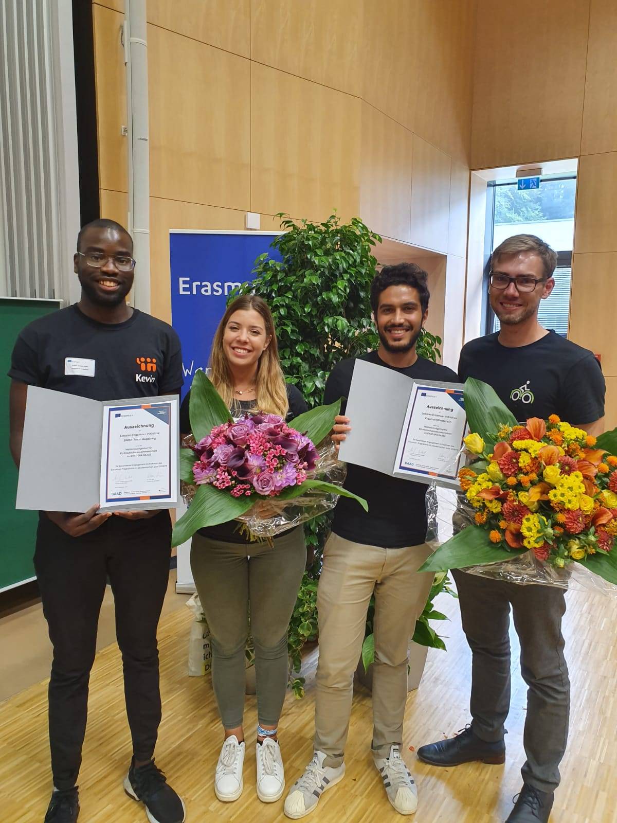 Kevin Graca Kapela (links) und Kristina Mandic (2.v.l.) sowie Studierende der Universität Münster mit der Auszeichnung. 