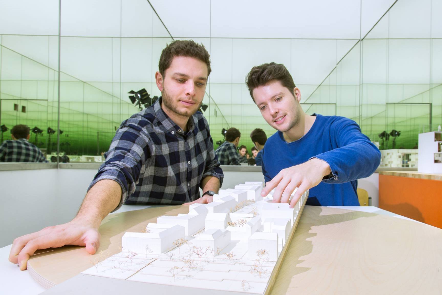 An der Fakultät für Architektur und Bauwesen der Hochschule Augsburg können Studierende ihre Gebäudemodelle daraufhin testen, wie Tageslicht im und um das Gebäude herum wirken wird.