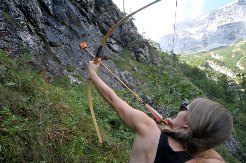 Abb. 1: Setzen von farbigen Passpunktmarkierungen an der Schwarzwand mittels Pfeil und Bogen.