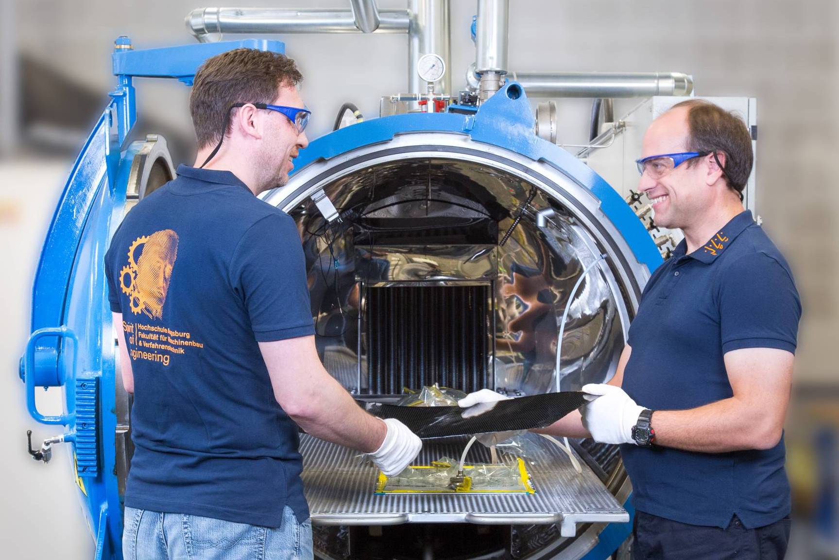 Mitarbeiter und Professor im Faserverbundlabor der Fakultät für Maschinenbau und Verfahrenstechnik.