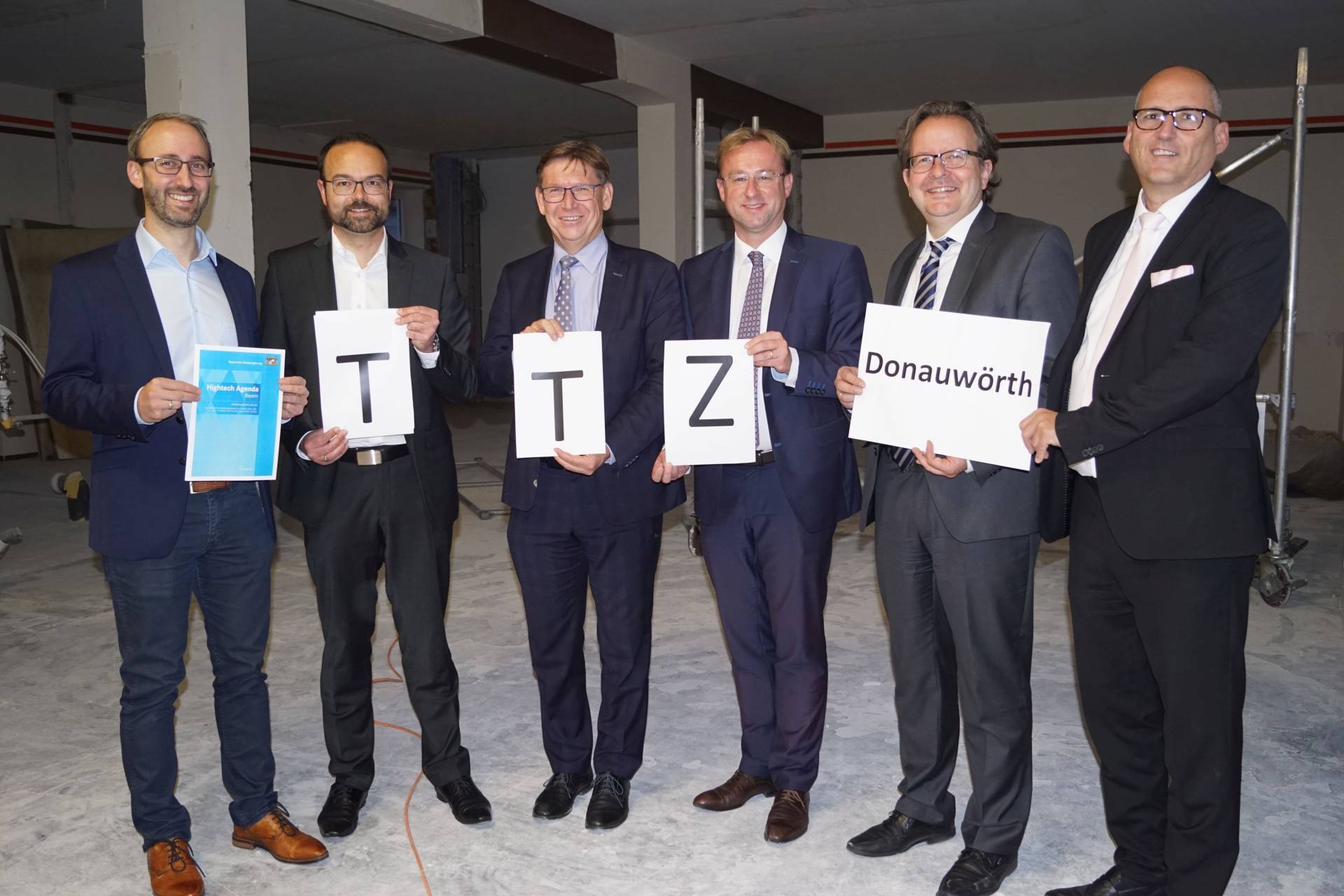 Unser Foto zeigt (von links) Prof. Dominik Merli, Prof. Björn Häckel (beide Hochschule Augsburg), Landrat Stefan Rößle, Oberbürgermeister Armin Neudert und Peter Kosak (Stiftung Cassianeum). Foto: Markus Erdt