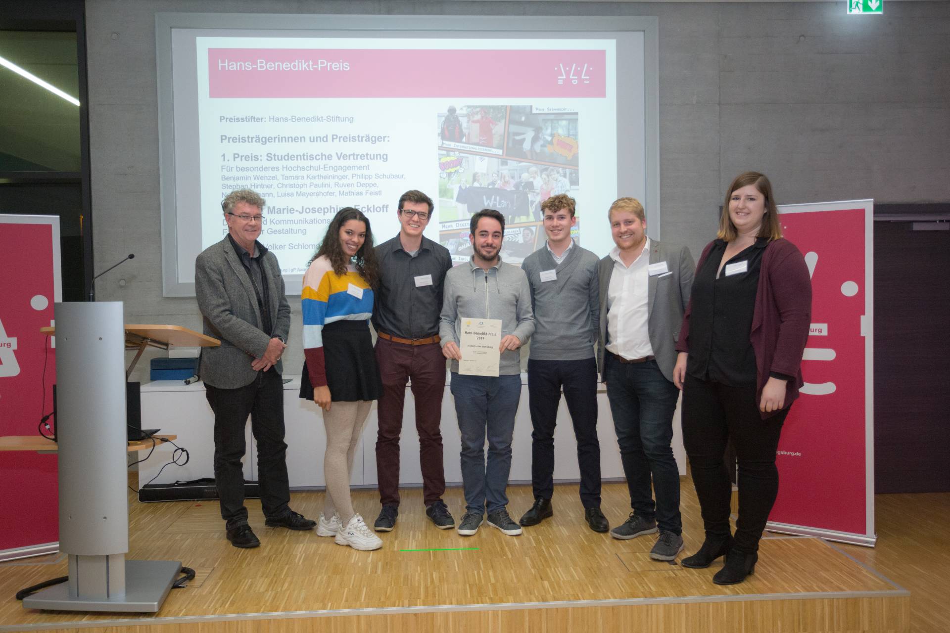 Volker Schloms (l.) übergibt den Hans-Benedikt-Preis an die Studierendenvertretung.