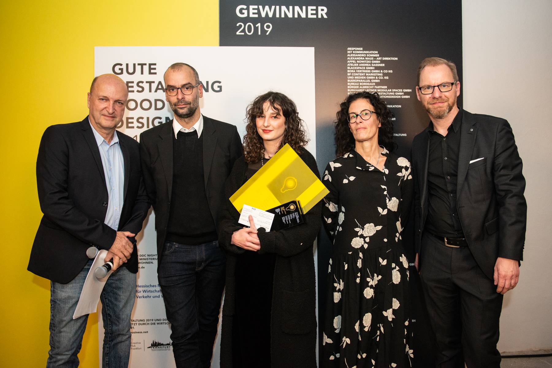 Lisa Schramm (mitte) nimmt den DDC University Award in Gold entgegen. Foto DDC