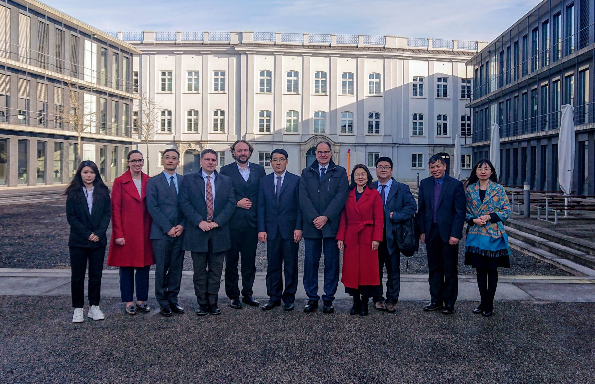 Prof. Dr. Franz Raps (5.v.l.) führte die Delegation um den SZTU-Präsidenten Prof. Dr. Shuangchen Ruan (Mitte) durch die Hochschule Augsburg. 