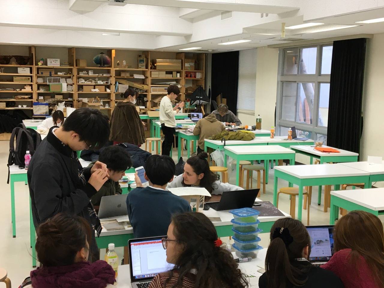 Studierende bei der Projektarbeit Studierende bei der Projektarbeit