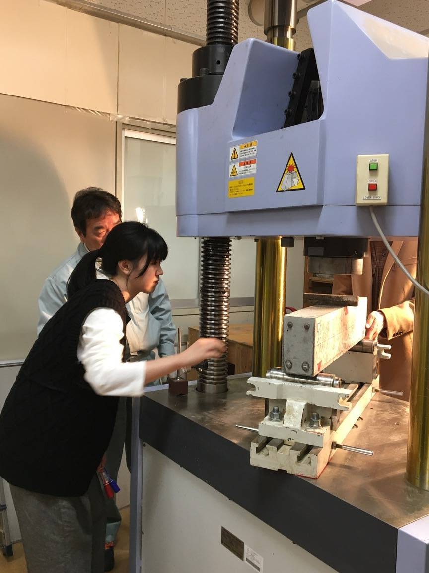 Studierende bei der Projektarbeit Studierende bei der Projektarbeit