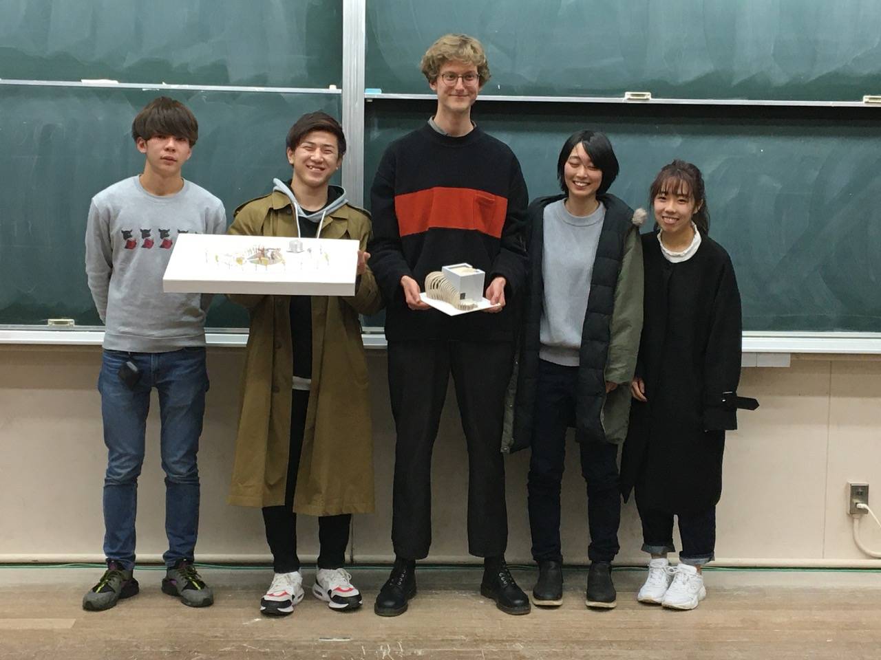 Eine internationale Studierendengruppe stellt ihre Ergebnisse vor. Eine internationale Studierendengruppe stellt ihre Ergebnisse vor.