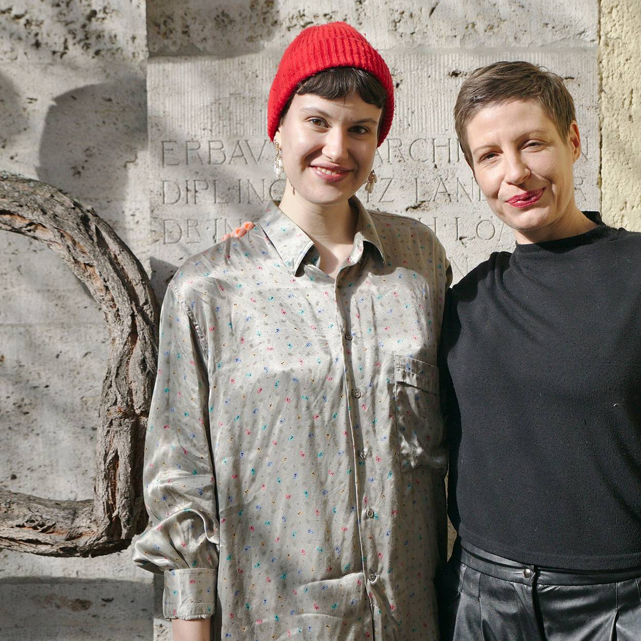 Wettbewerbsgewinnerin Elena Landschützer (links) mit Dr. Barbara Staudinger (rechts).