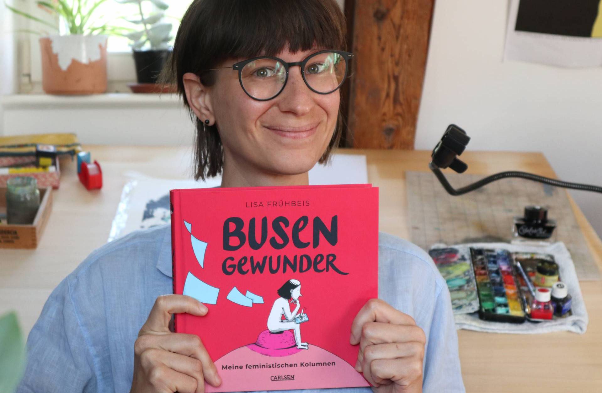 Lisa Frühbeis mit ihrem Buch Busengewunder.