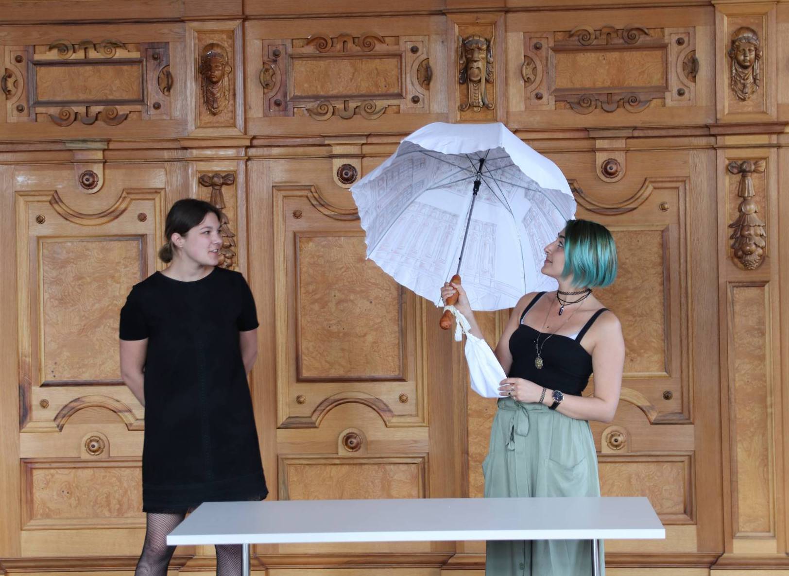 Den Prototypen für diesen Schirm mit Holzgriff in Lanzenoptik haben Alexandra Schönherr und Suzan Muhziroglu (v.l.n.r.) selber genäht.
