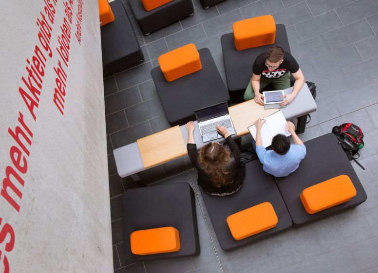 Studierende im Foyer