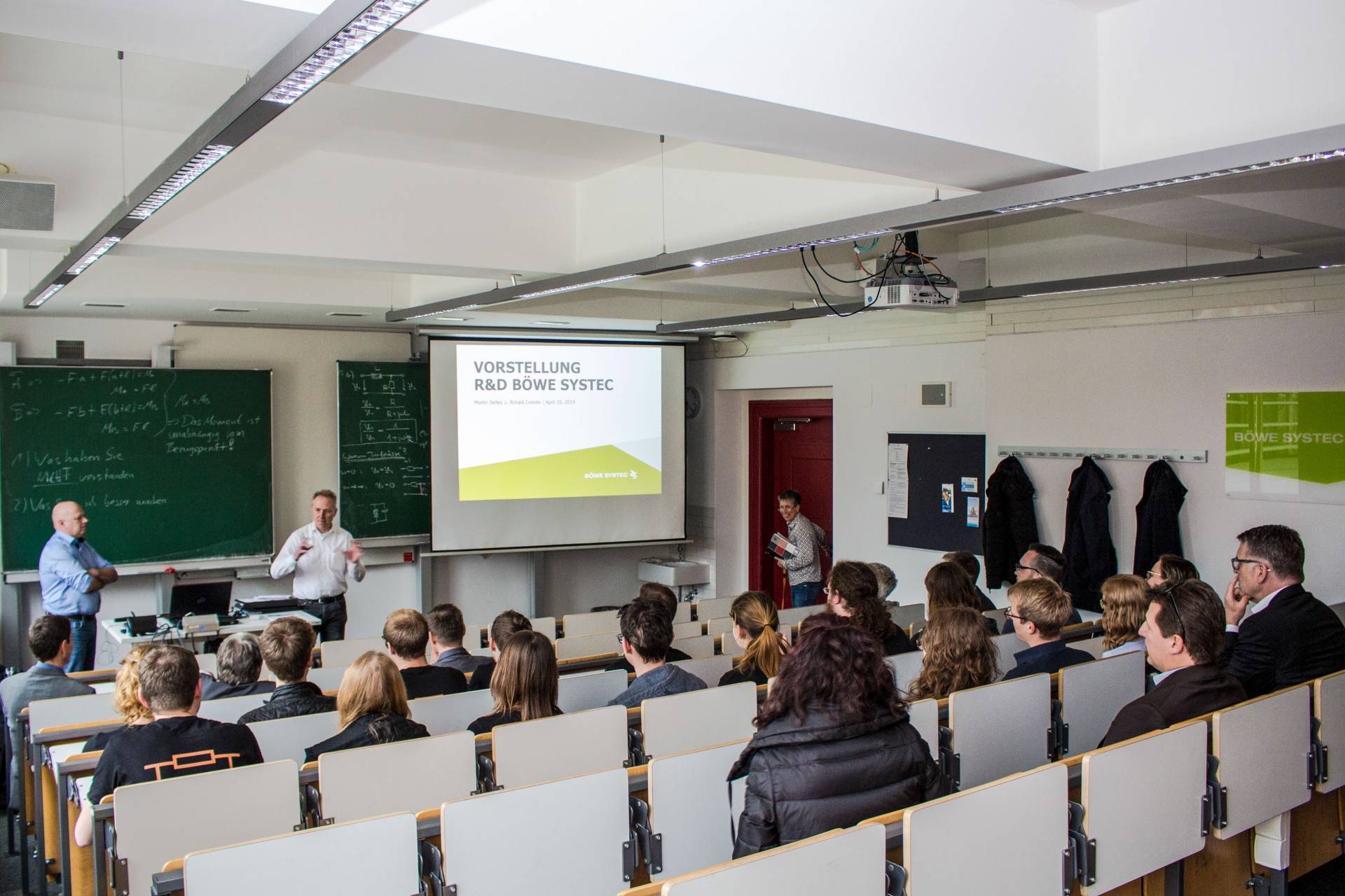Lernen und Kennenlernen – Gäste und Studierende bei einer Eröffnungsfeier anlässlich eines Hörsaalsponsorings. Foto: Christian Glaser/Hochschule Augsburg
