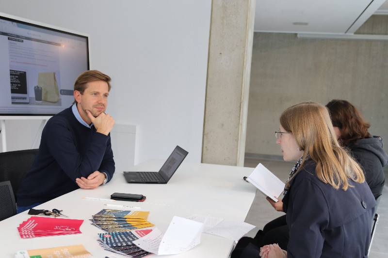 Studentin im Beratungsgespräch