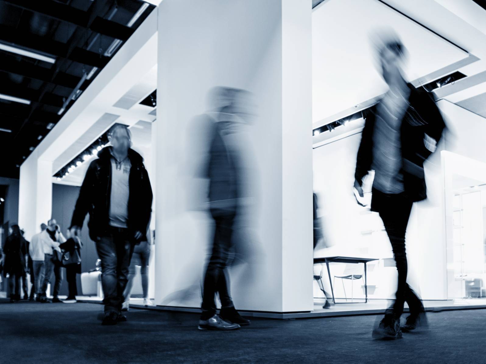 Messestand mit vorbeilaufenden Leuten