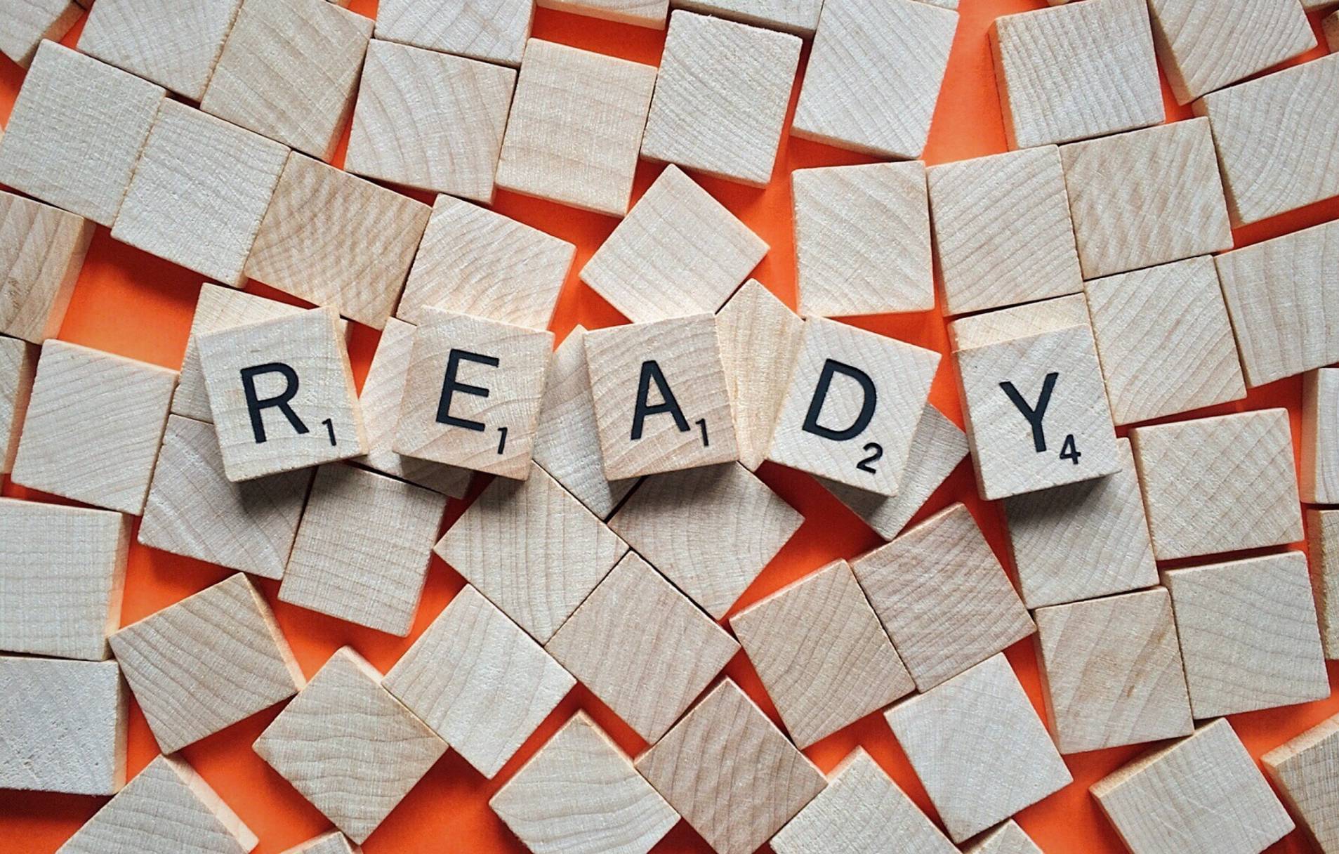 Alle Buchstabensteine zusammen ergeben das Wort "Ready"