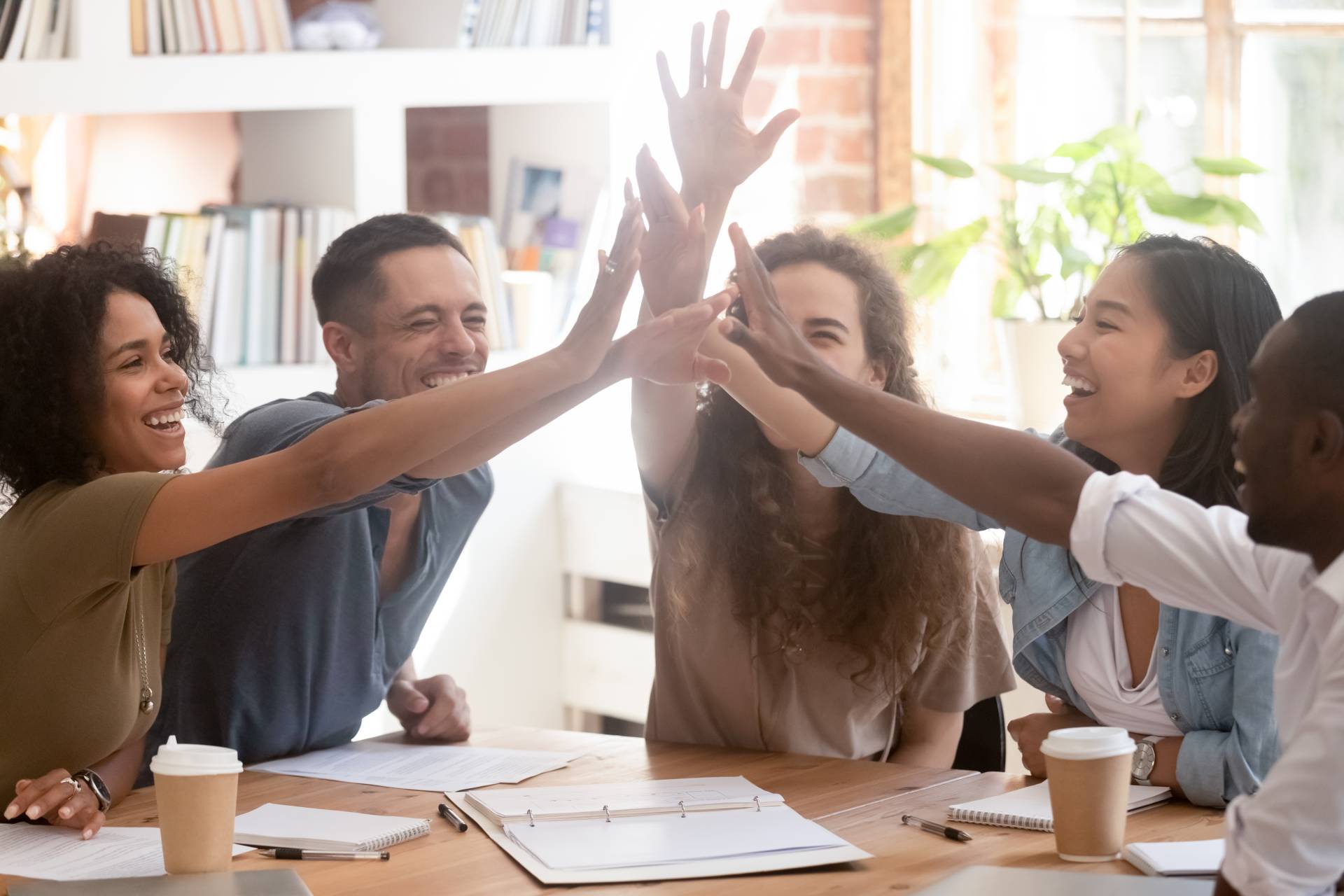 Internationale Studierende freuen sich über Erfolg