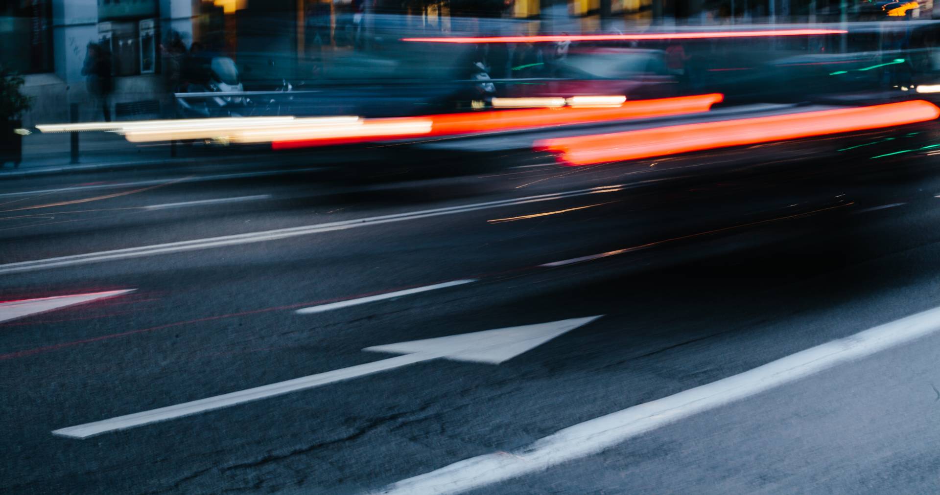 Verkehr bei Nacht. Foto: Colourbox