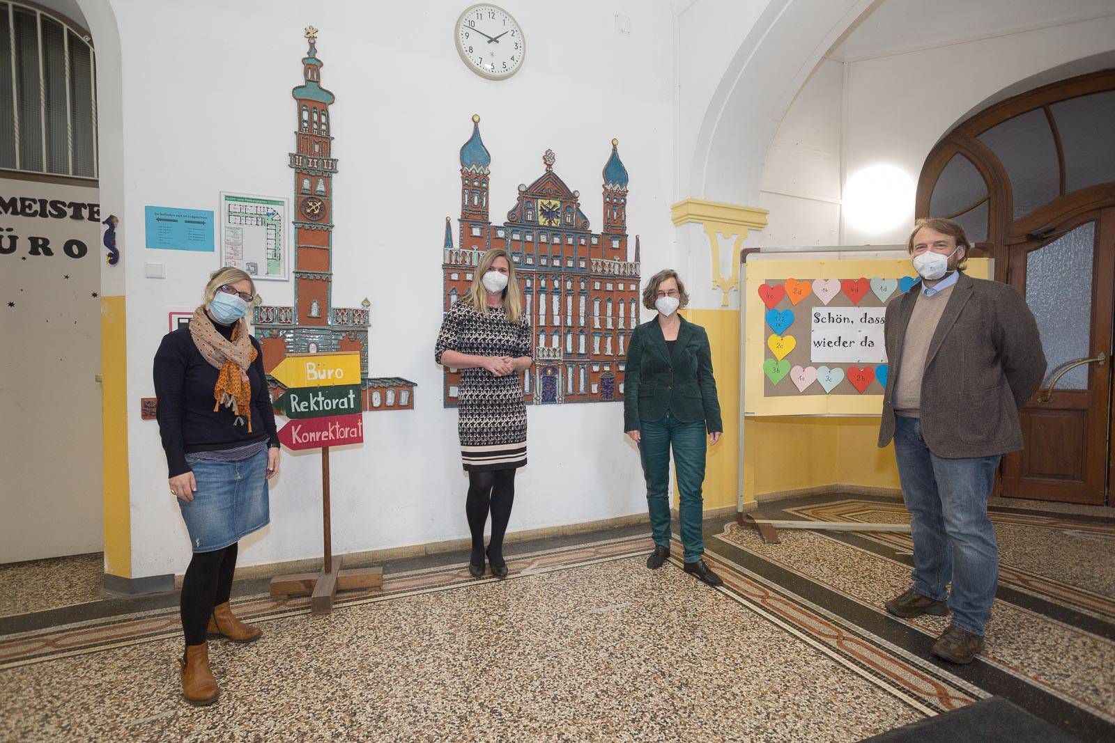 HSA_teach: Die Vertreter:innen der Hochchule Augsburg (rechts) und der Grundschule Augsburg Vor dem Roten Tor