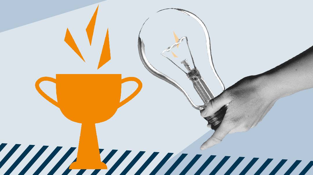 Symbolbild Ideenwettbewerb: Siegerpokal und Hand mit Glühbirne
