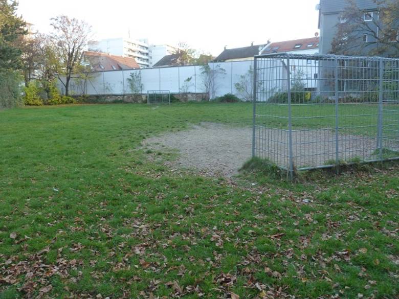 Jugendliche haben ihre kommunalen Räume – z.B. in der Jaobervorstadt Nord in Augsburg: hier der Bolzplatz St. Max © Philipp Moeckl