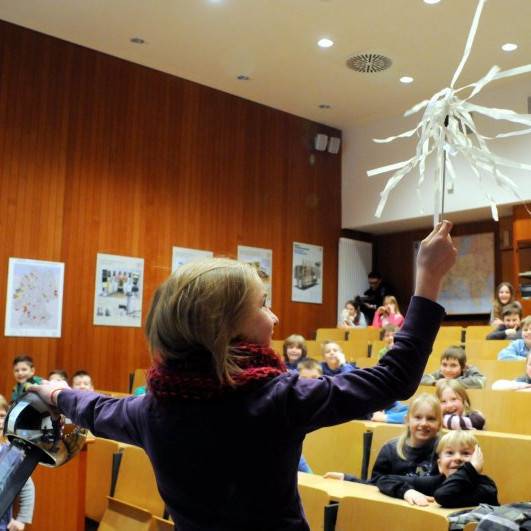 Aktuelles. Foto: LEW Kinderuni an der Fakultät für Elektrotechnik