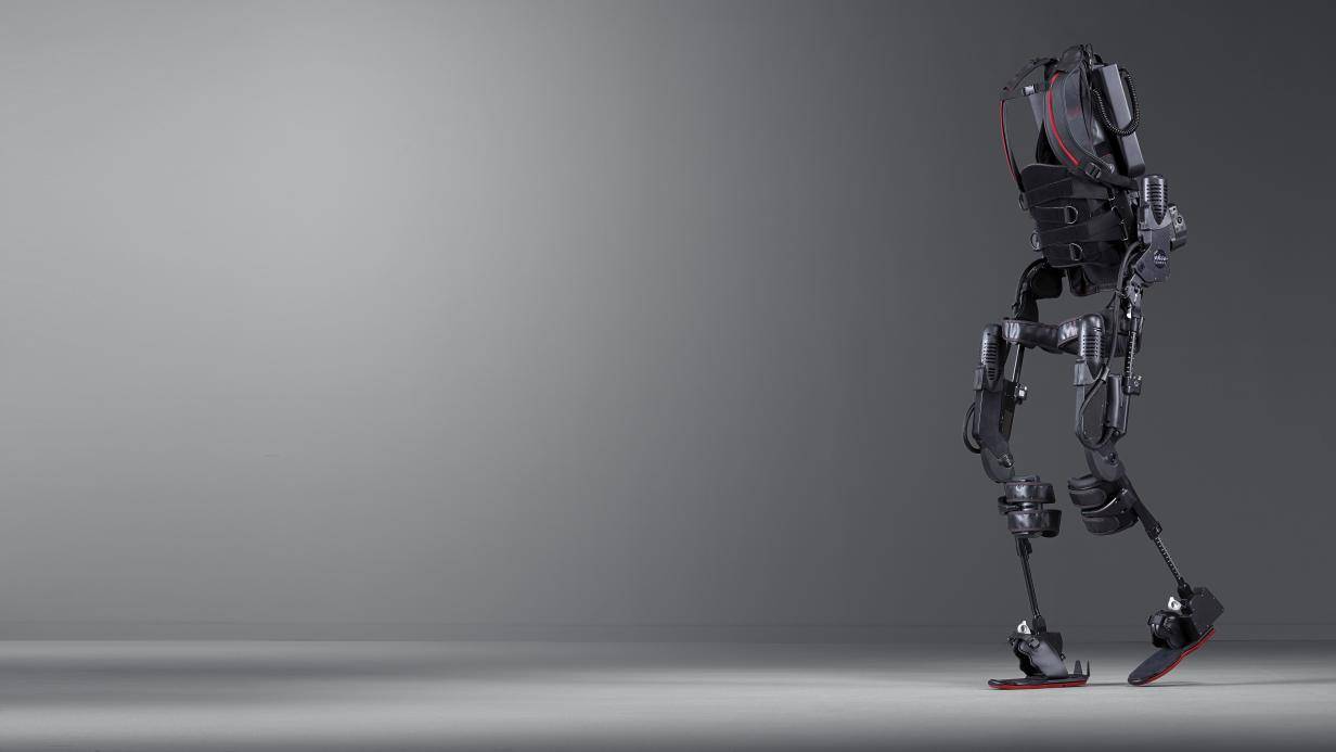 Der Roboteranzug lässt Menschen im Rollstuhl aufstehen und soll auch Schlaganfallspatienten helfen. © EKSO Bionics