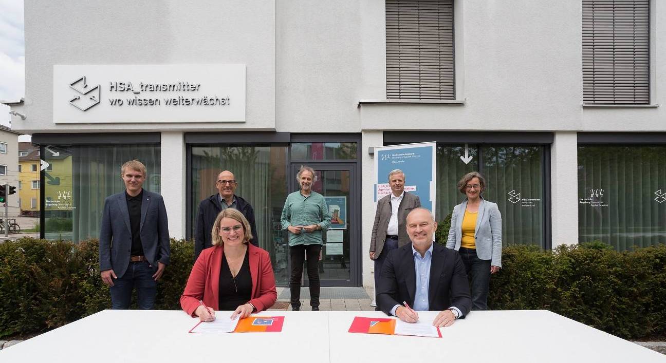 Bei der Unterzeichnung der Kooperationsvereinbarung: Eva Weber, Oberbürgermeisterin der Stadt Augsburg und Prof. Dr. Gordon Thomas Rohrmair, Präsident der Hochschule Augsburg. © Matthias Leo / Hochschule Augsburg