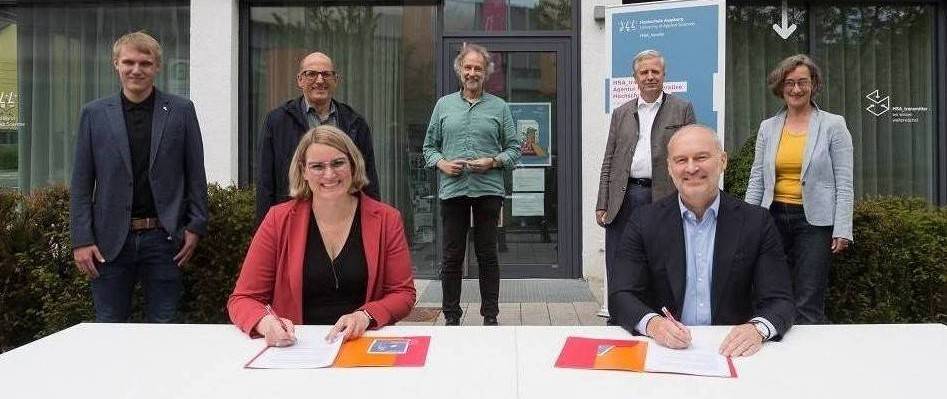 Bei der Unterzeichnung der Kooperationsvereinbarung: Eva Weber, Oberbürgermeisterin der Stadt Augsburg und Prof. Dr. Gordon Thomas Rohrmair, Präsident der Hochschule Augsburg. © Matthias Leo / Hochschule Augsburg