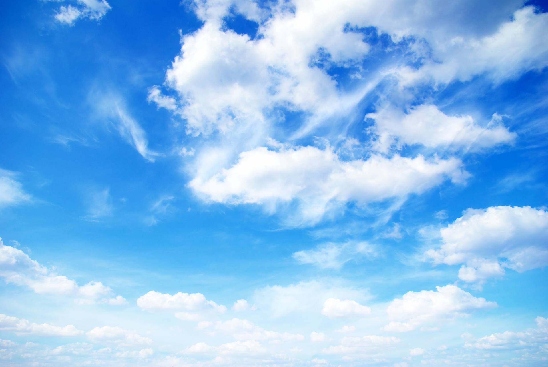Blauer Himmel mit ein paar Schäfchenwolken