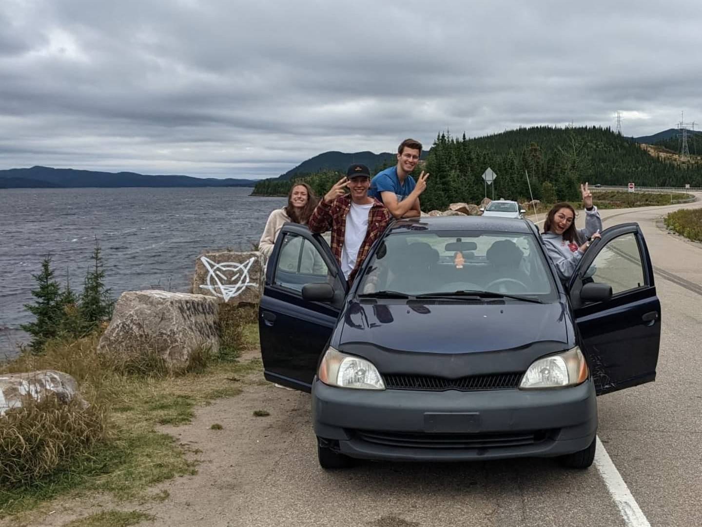 Rene Müller und andere Austauschstudierende mit ihrem 2001er Toyota Echo