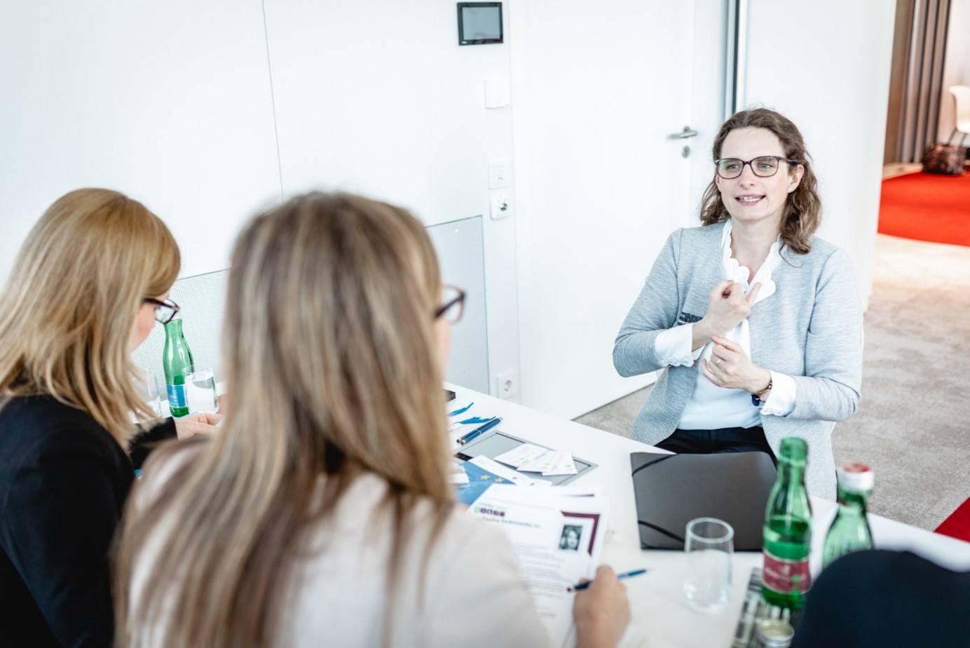 Vorstellungsgespräch mit Gebärdensprache