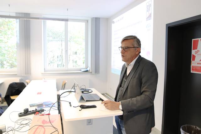 Helmut Jesske, Geschäftsführer des Stadtjugendring Augsburg, erläuterte die Organisationsstruktur und die Aufgaben des SJR.