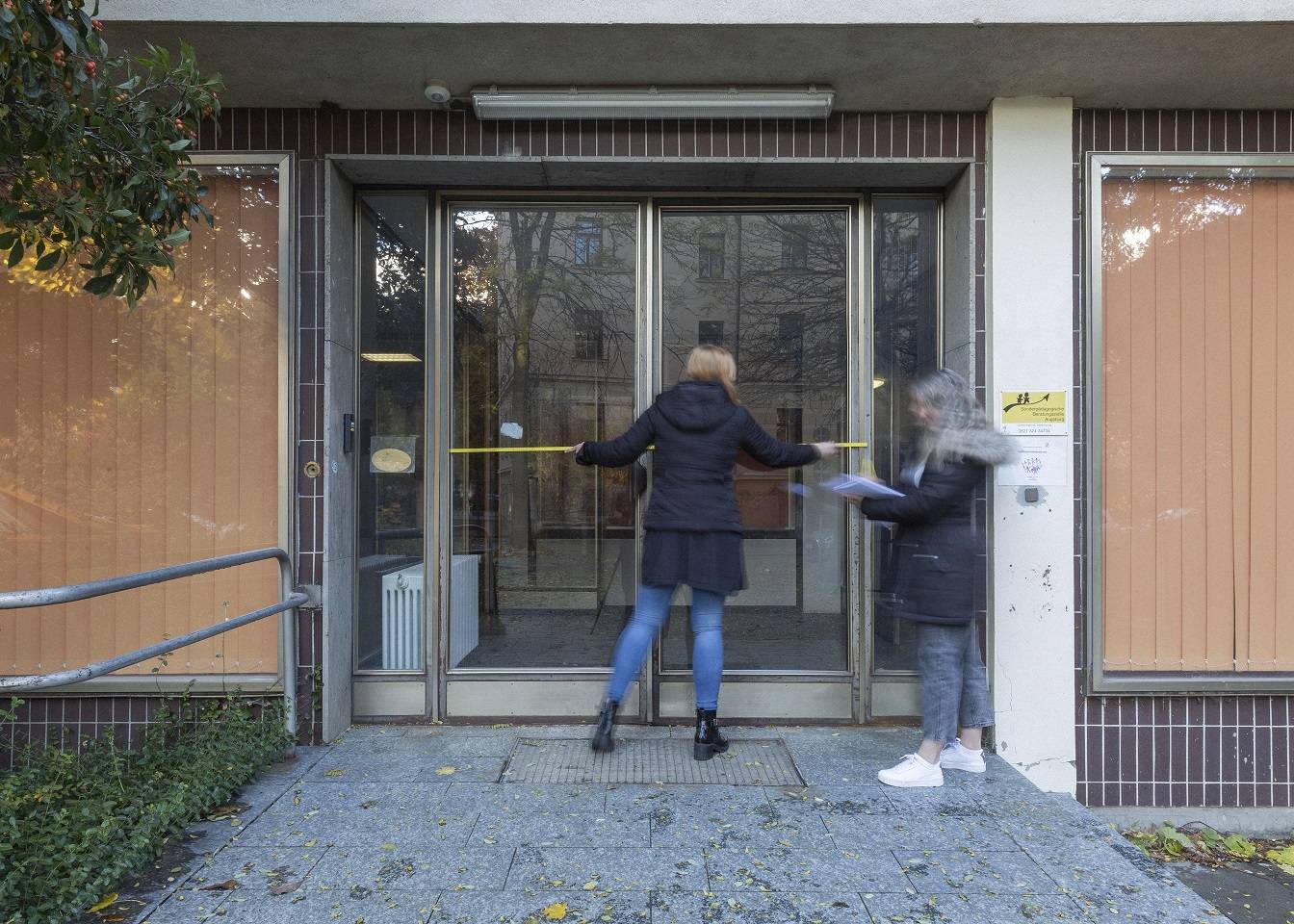 Alte Stadtbücherei Augsburg: Studierende beim Vermessen der Eingangstüre