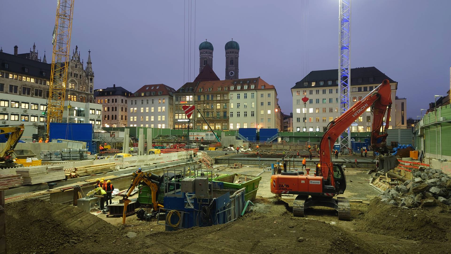 Baustelle mit Baugrube und Bagger