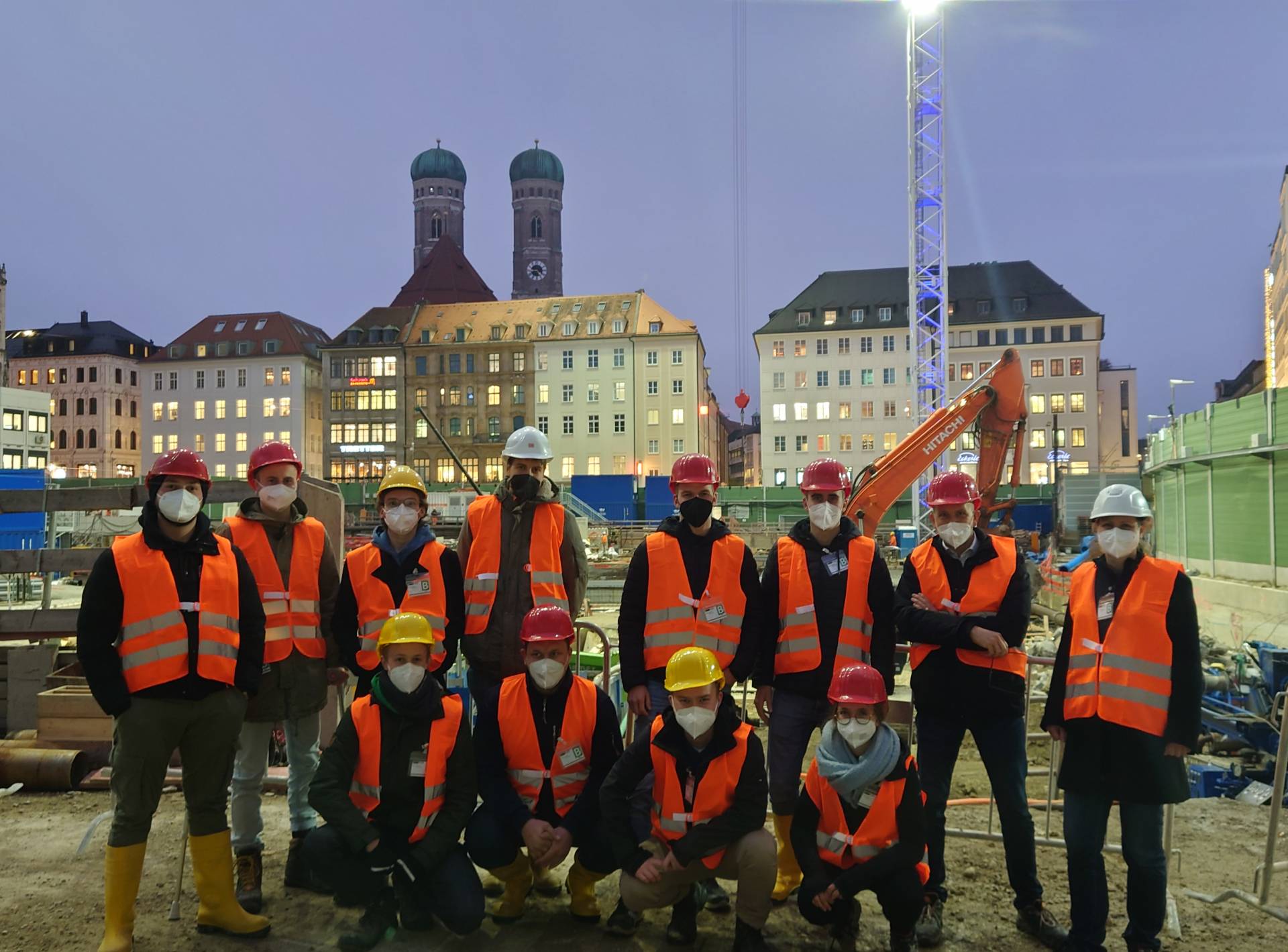 Gruppenfoto Studierende auf der Baustelle