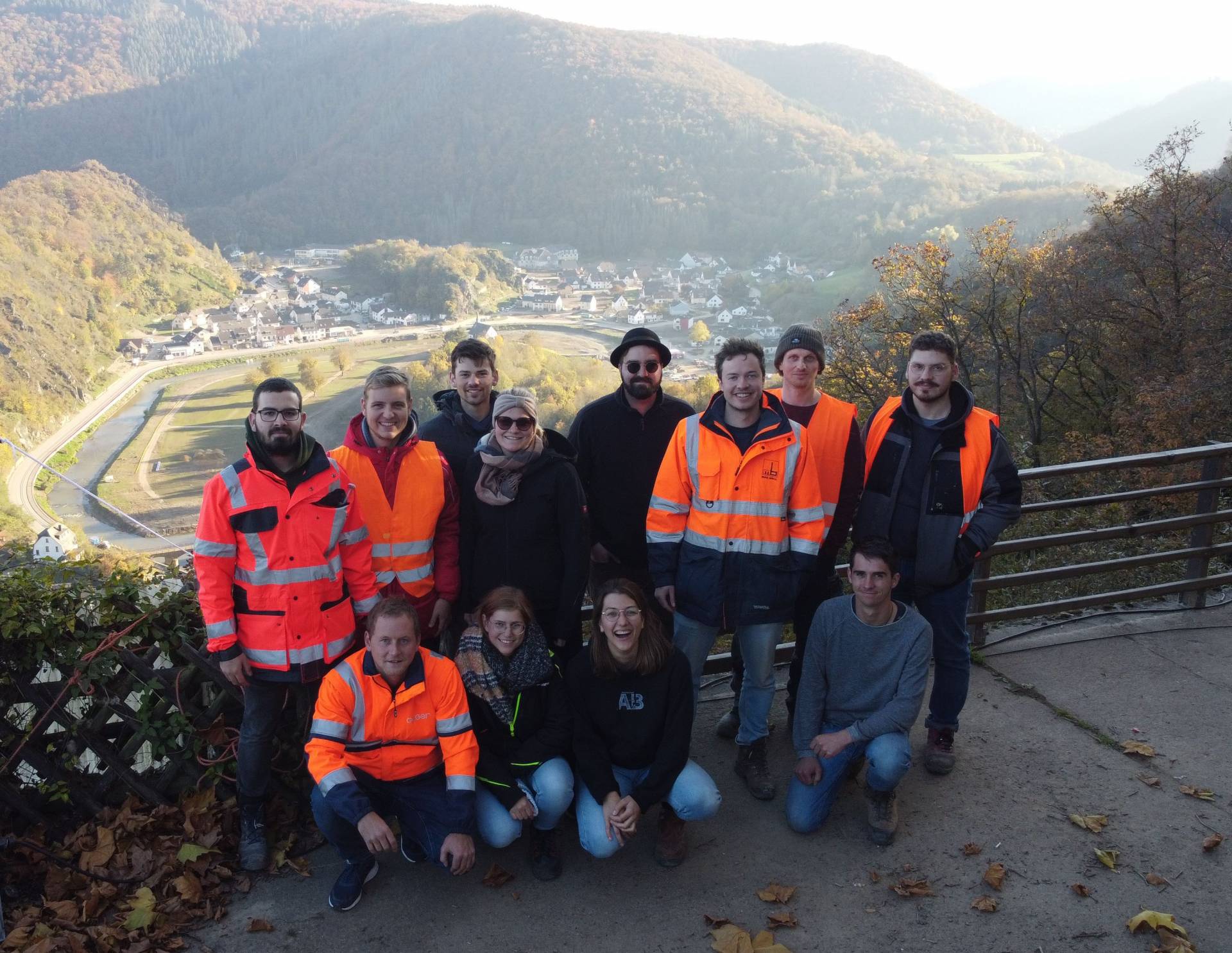 Studierende auf einer Aussichtsplattform mit Blick auf das Ahrtal.