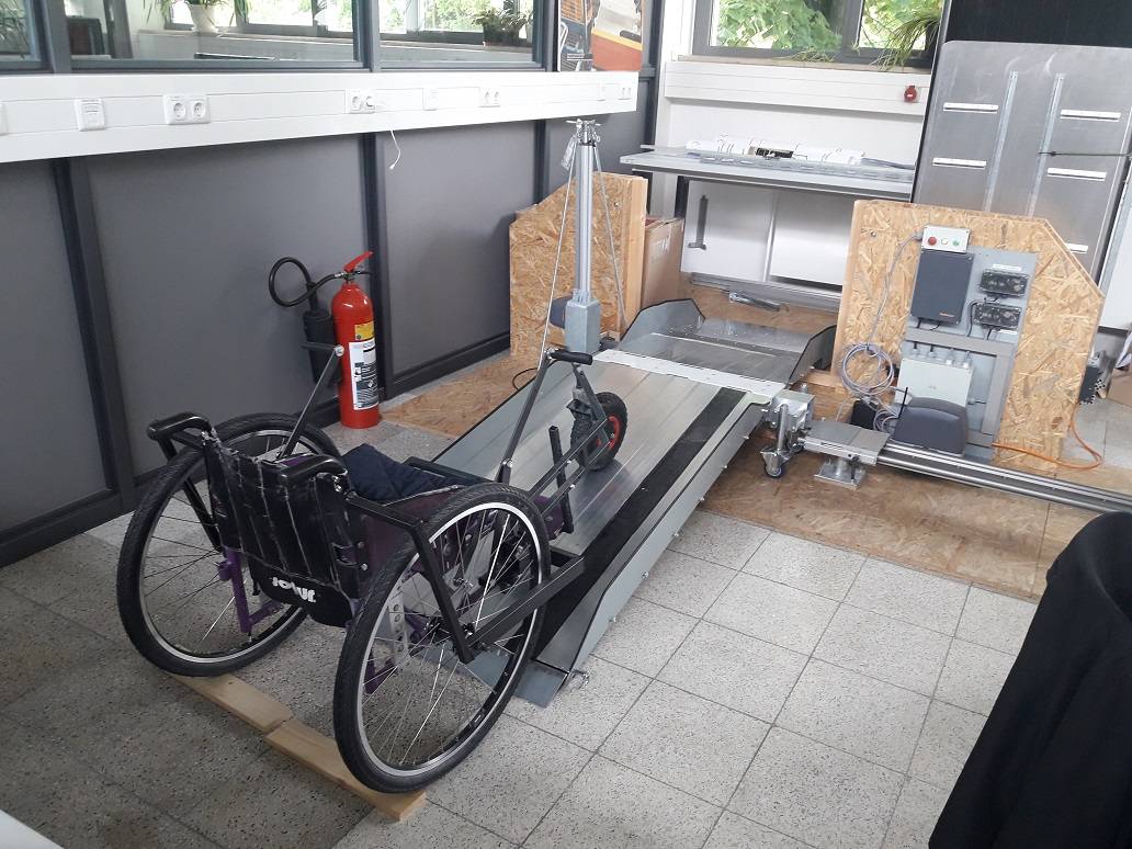 Im Roboterlabor der Hochschule Augsburg wurde der Prototyp immer und immer wieder getestet, bis der Einsatz mit einem Rollstuhl wie geplant funktioniert. © Dieter Ellinger