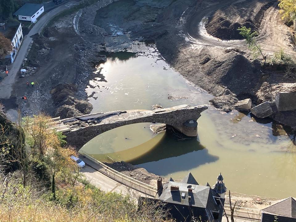 Stark beschädigte Brücke im Ahrtal