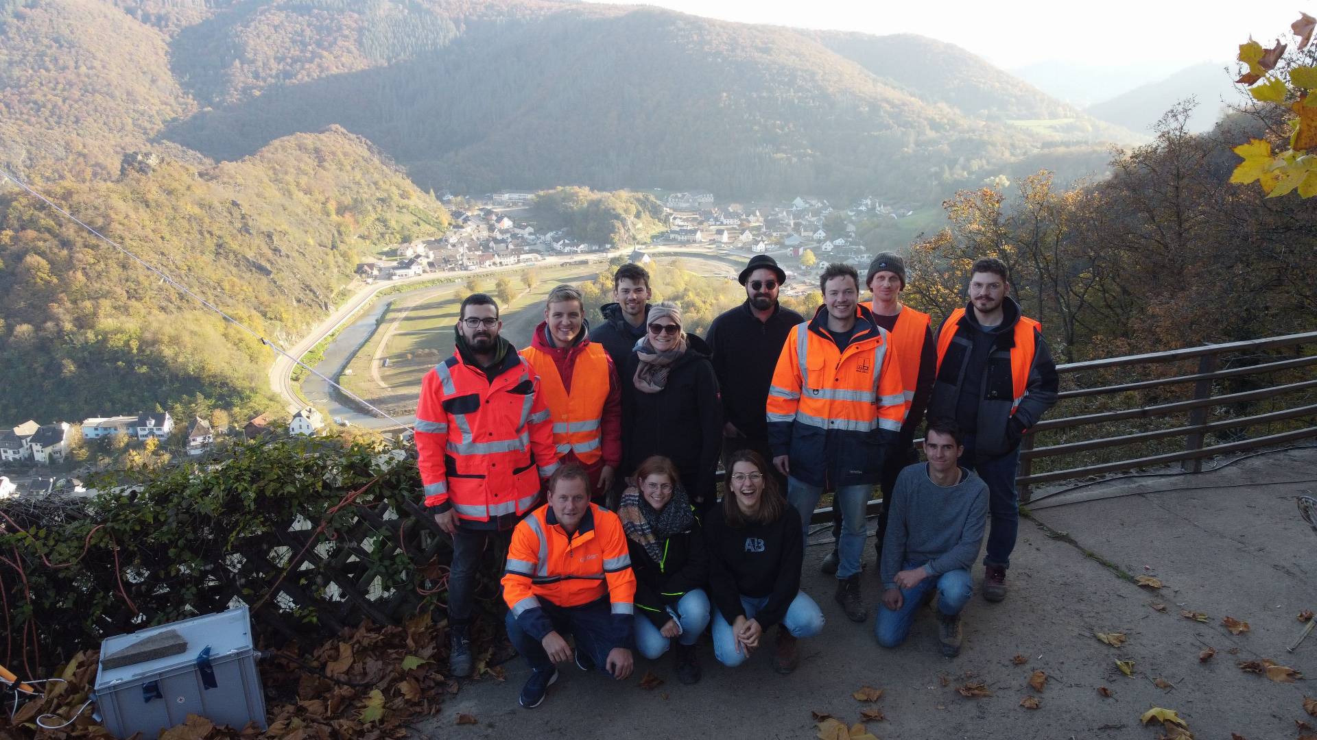 Gruppenfoto der Studierenden vor dem Ahrtal