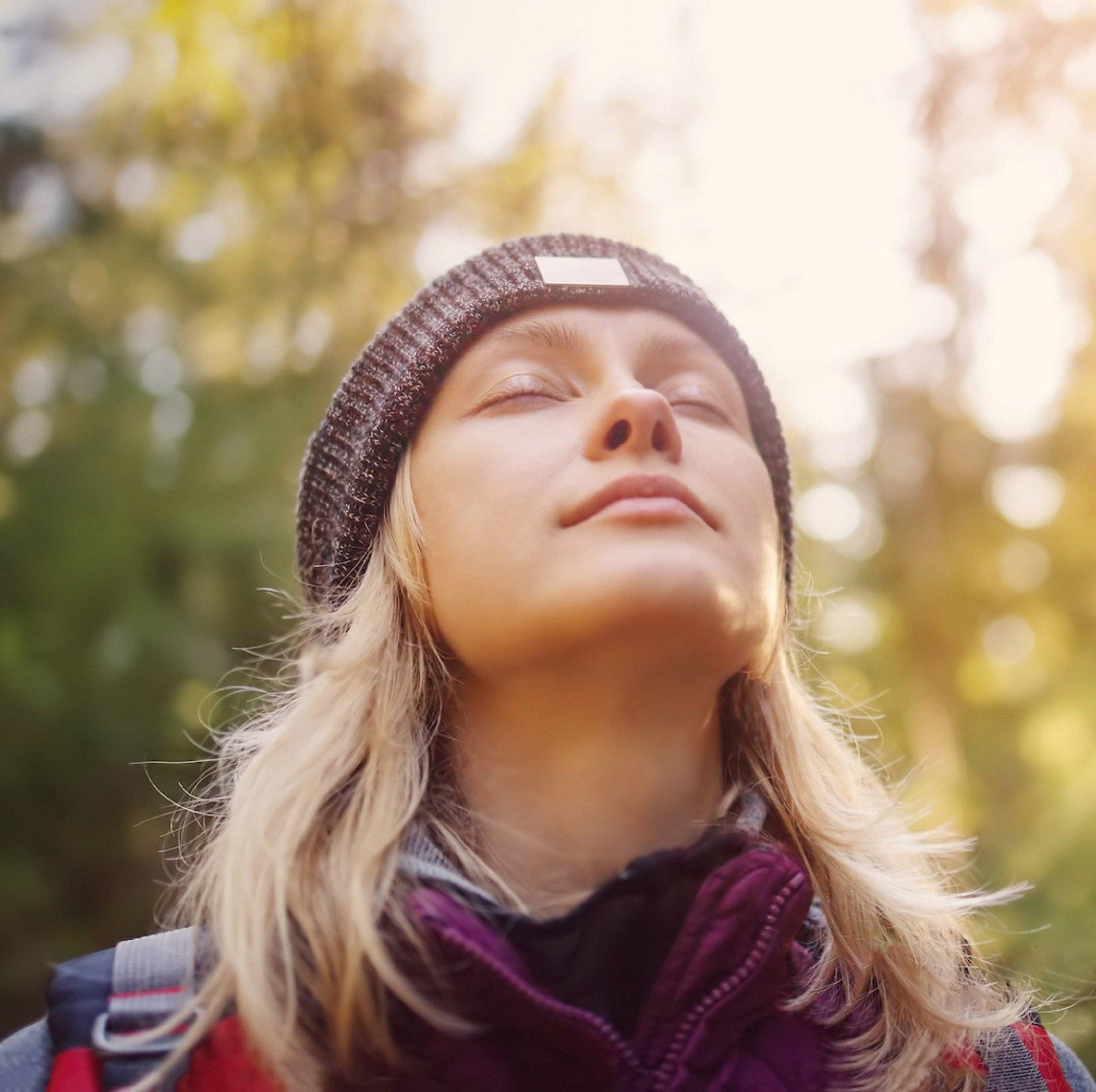 Entspanntes Gesicht einer jungen Frau im Wald