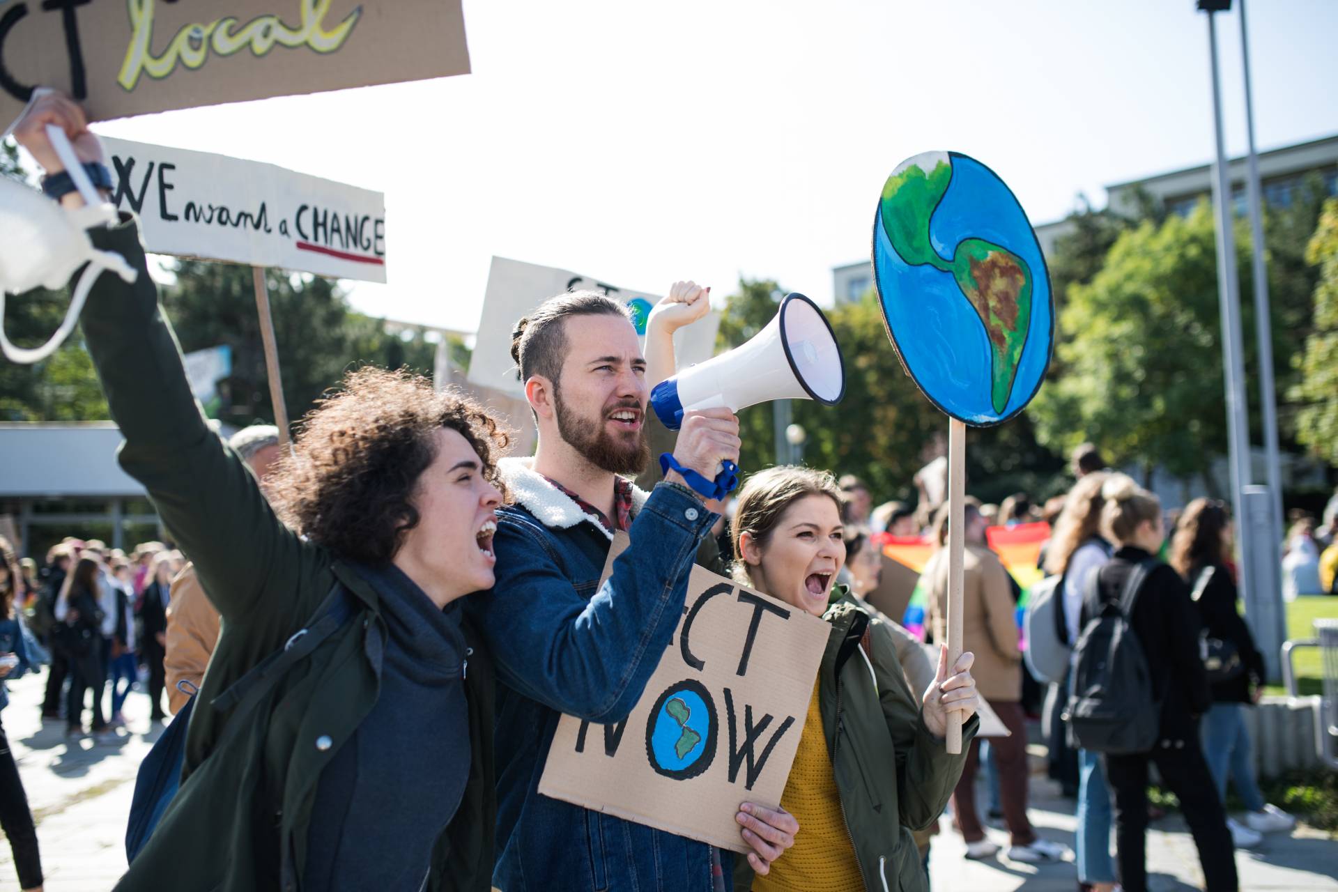 Drei junge Menschen der Fridays for Future Bewegung. Foto: Colourbox