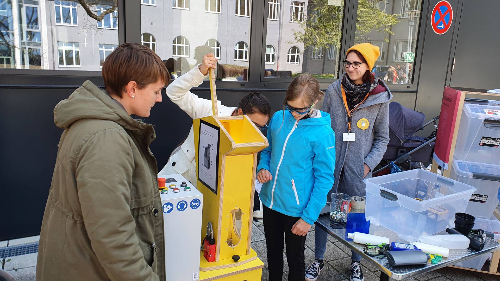 Mädchen bedienen Schredder