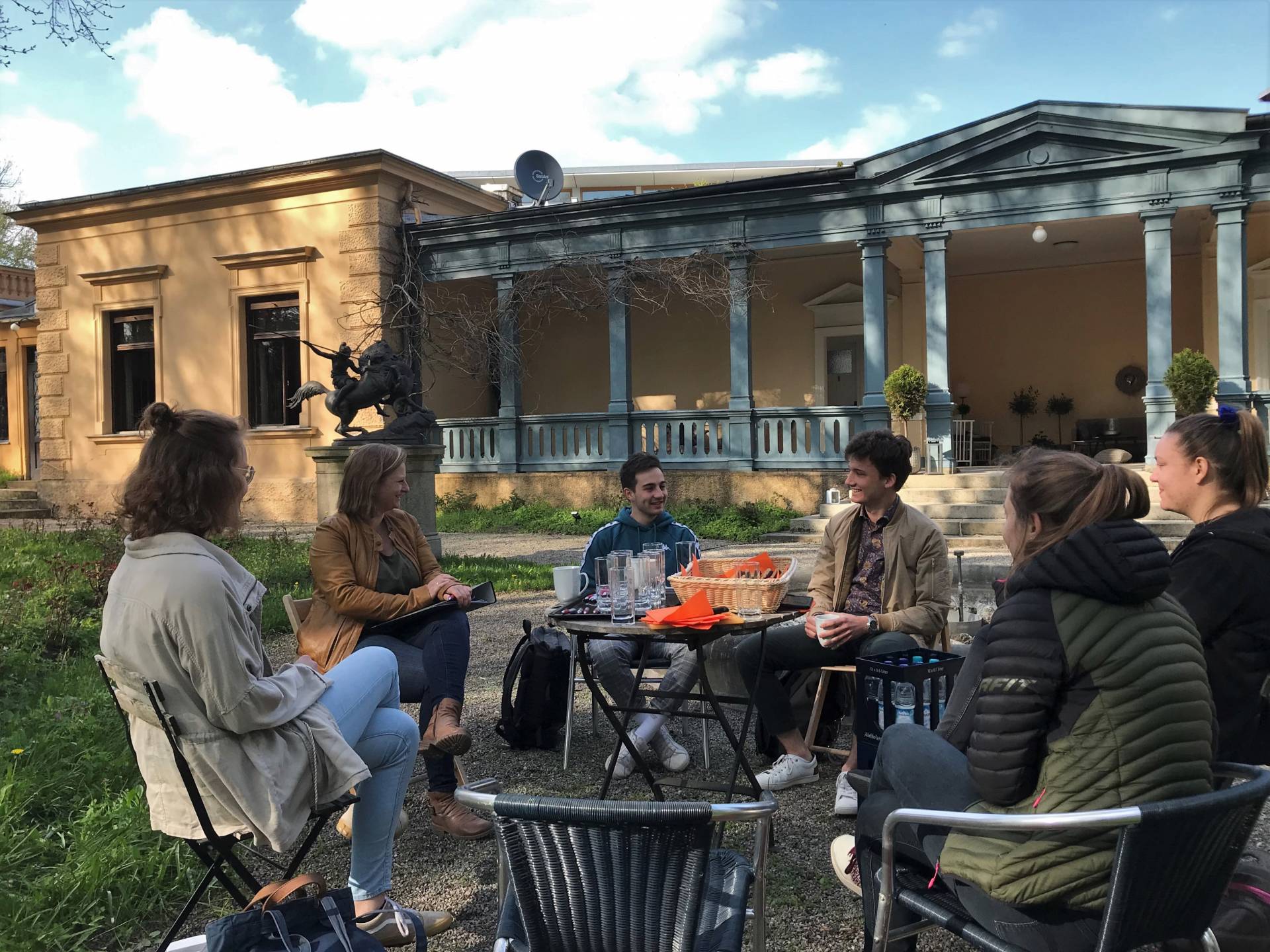 Dual Studierende in kleiner Runde im Park der Silbermann-Villa