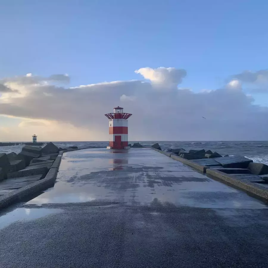 Leuchtturm an einer Hafeneinfahrt