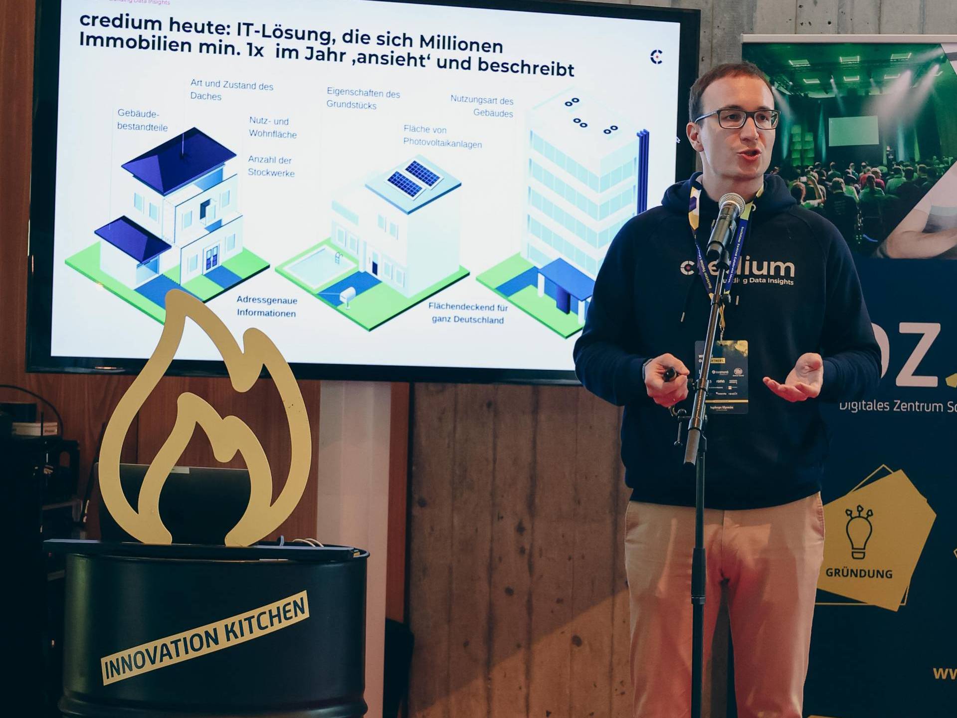 Timm Tränkler von credium beim Pitch in der Innovation Kitchen