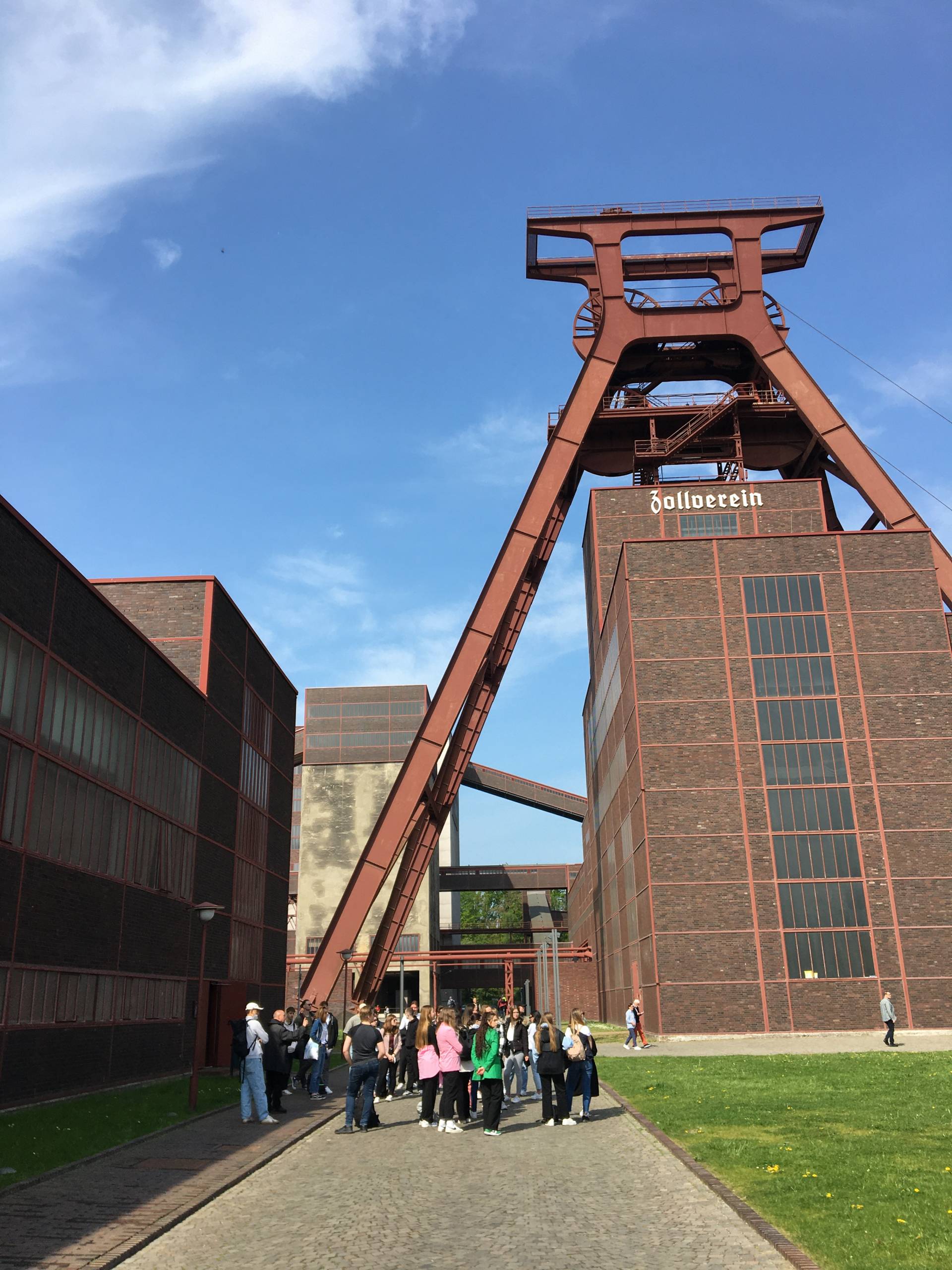 Studierende bei Rundgang Gelände Zeche Zollverein