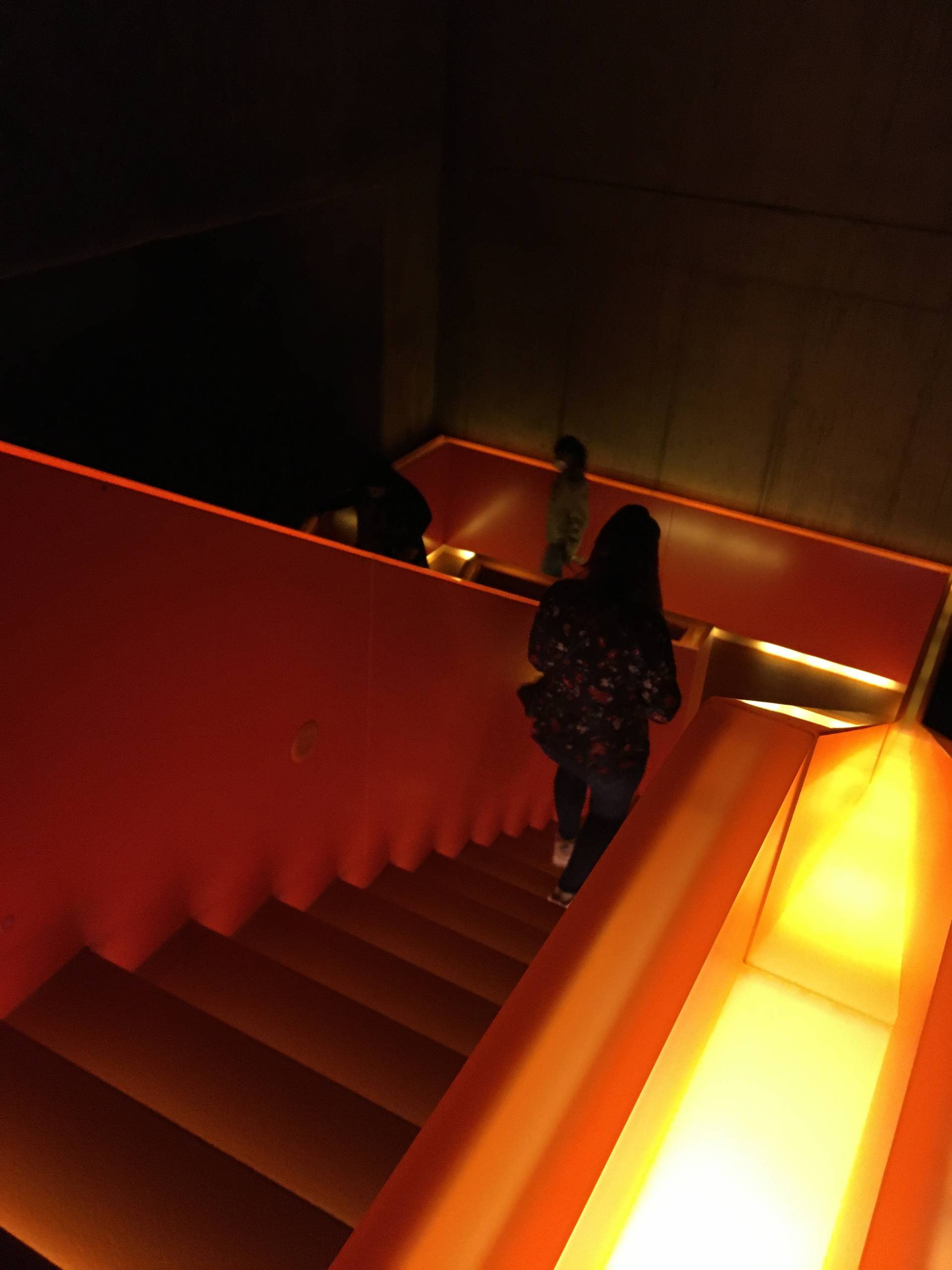 Orange beleuchtete Treppen