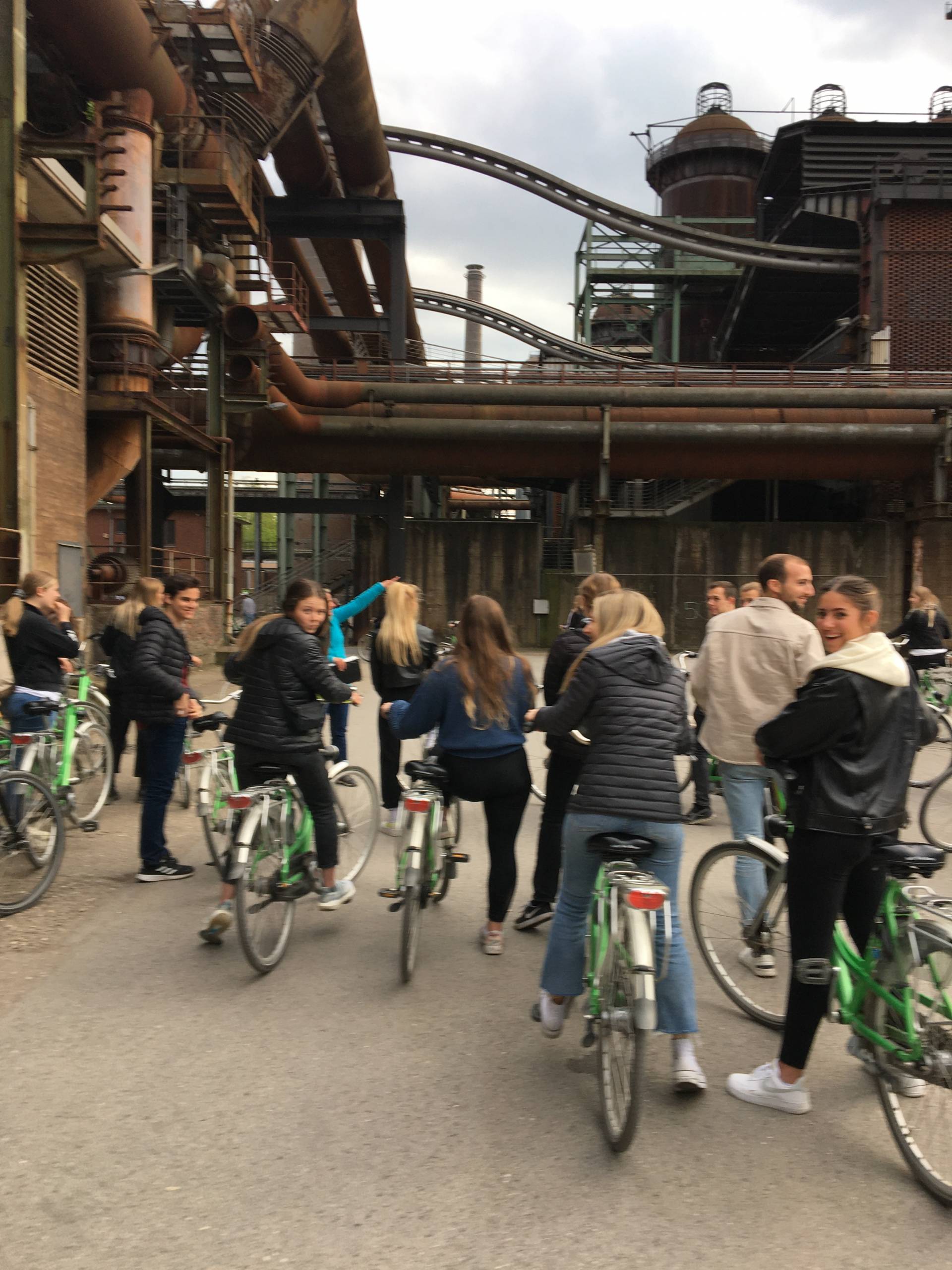 Studierende bei Fahrradtour