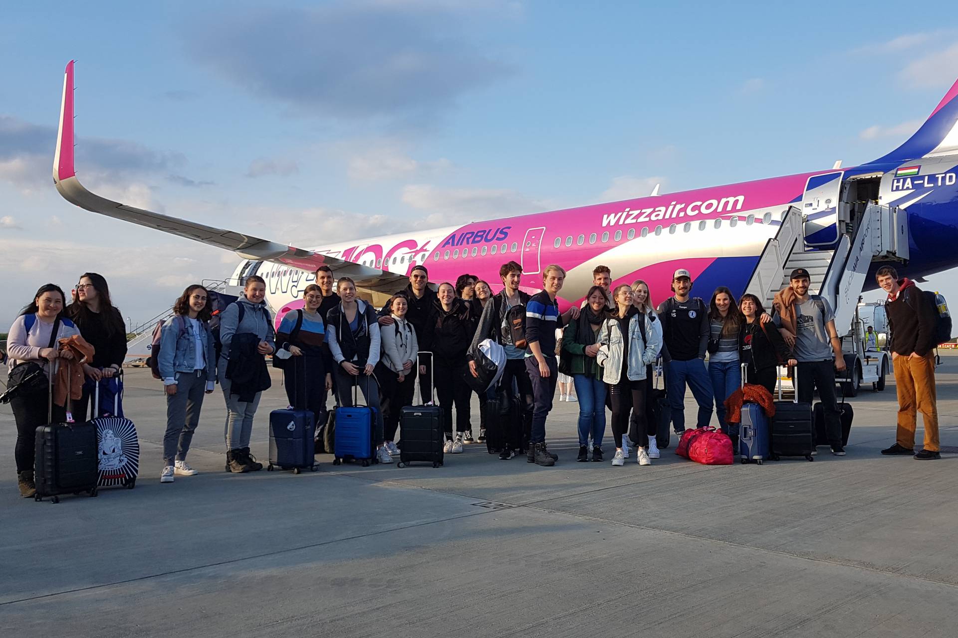 Gruppenfoto vor Flugzeug bei Anreise